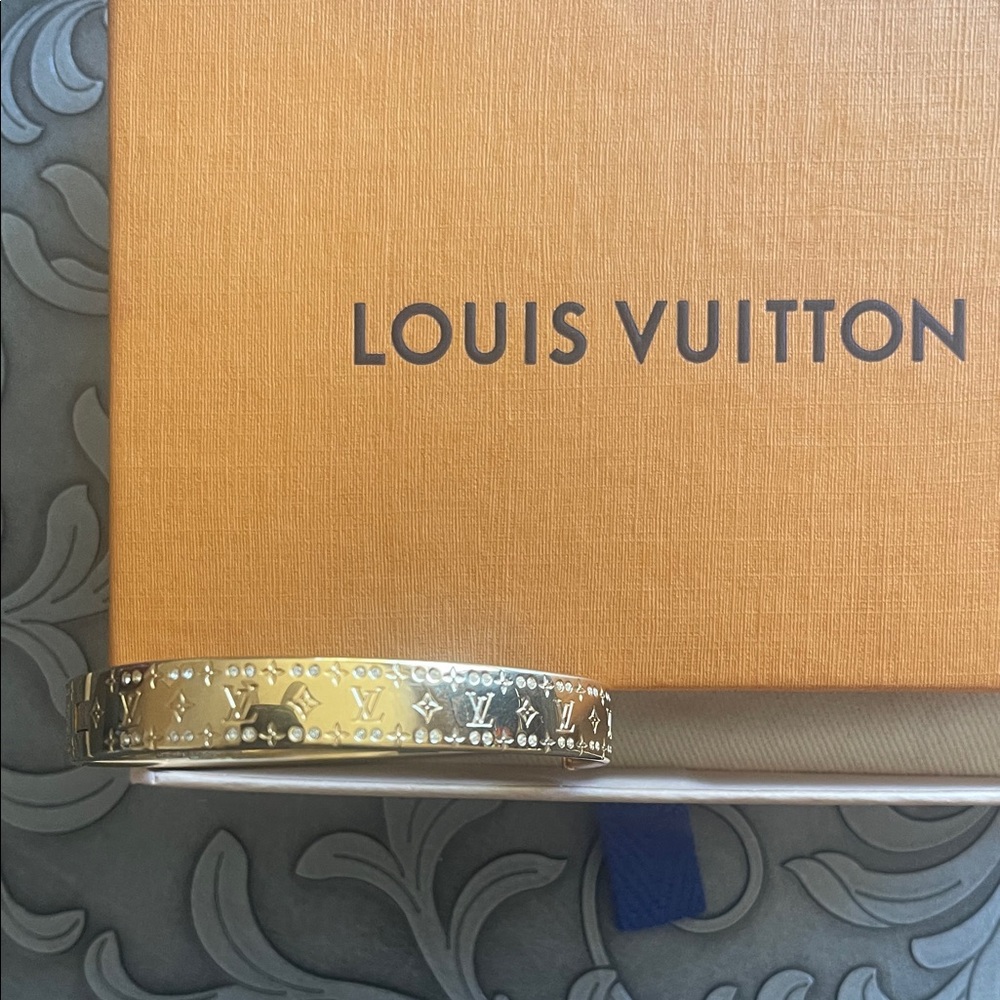 Louis Vuitton Elegant Gold Bangle - Picture 4 of 5